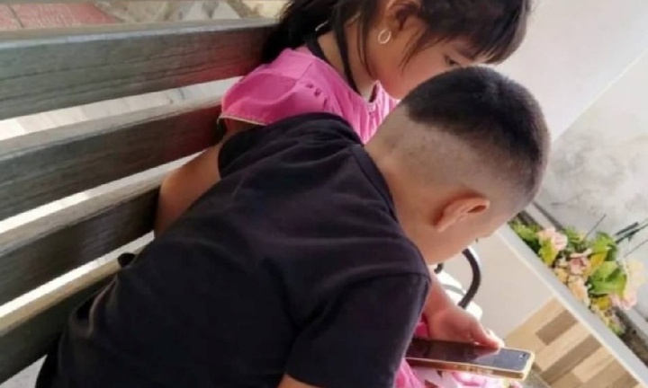 Chơi trốn tìm trong tủ đông, hai chị em gặp tai nạn thương tâm