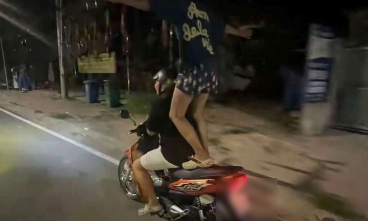 Dang tay đứng trên yên xe đang lưu thông, 2 học sinh bị xử lý