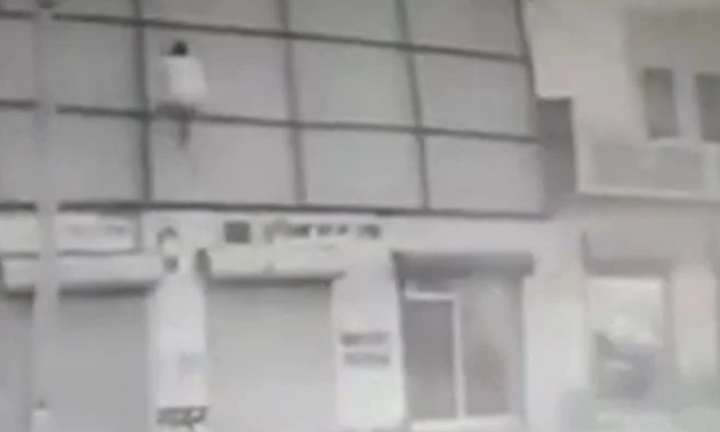 Clip: Đang trú bão, người đàn ông bất ngờ bị gió giật cuốn lên không trung trong tích tắc