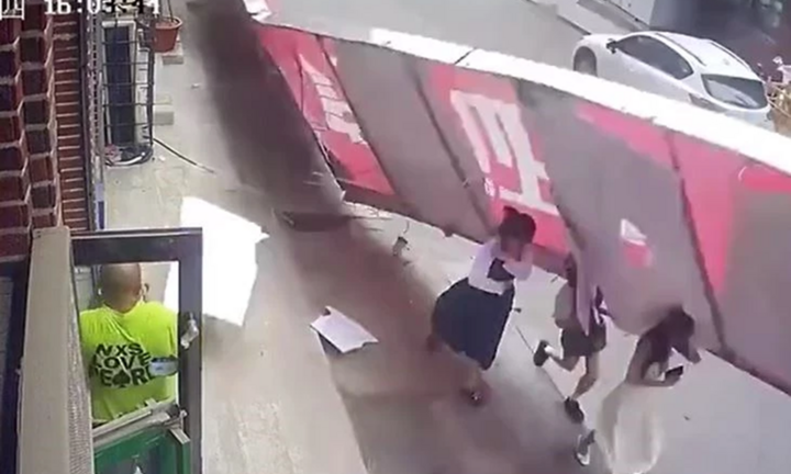 Clip: Biển quảng cáo bất ngờ bị gió lớn quật đổ, đè trúng 3 người phụ nữ đang đi đường