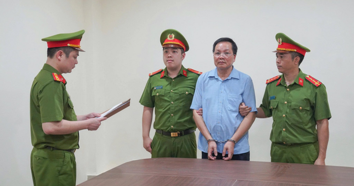 Bắt giam Giám đốc, Hiệu trưởng