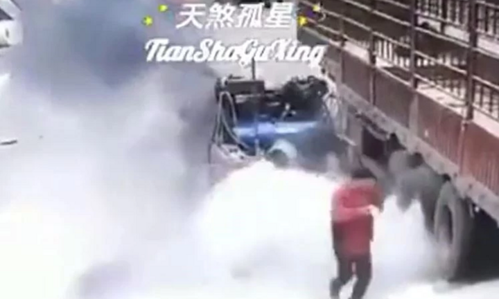 Clip: Lốp xe tải bất ngờ phát nổ như bom, thợ sửa bị hất văng vài mét