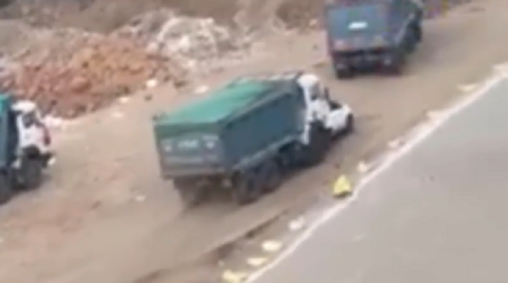Clip: Tài xế xe ben lái xe đâm nát ô tô của chủ vì bị nợ lương