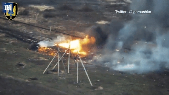 Clip: Kíp xe tăng T-80BVM Nga dội hỏa lực dữ dội, bắn phá công sự của Ukraine 