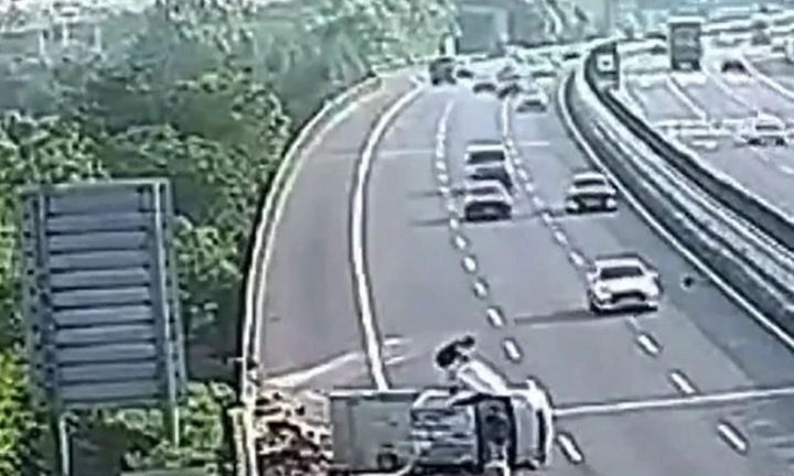 Clip: Xe tải bất ngờ nổ lốp, lật nhiều vòng trên cao tốc, cặp vợ chồng trẻ dũng cảm lao vào giải cứu tài xế 