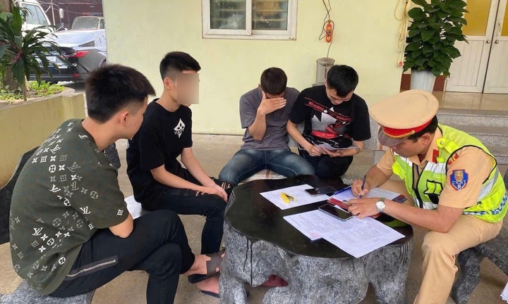 Xử lý nhóm thanh niên livestream 