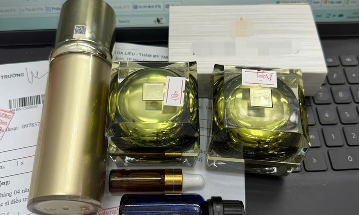 Cô gái mặt như “trận địa” mang cả túi chai lọ mua online tới cầu cứu bác sĩ