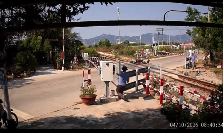 Camera ghi lại khoảnh khắc người phụ nữ tông rào chắn tàu hỏa, thoát chết trong gang tấc