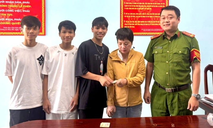 Nhặt được vàng, 3 học sinh lớp 9 ở Đà Nẵng trả lại người đánh rơi