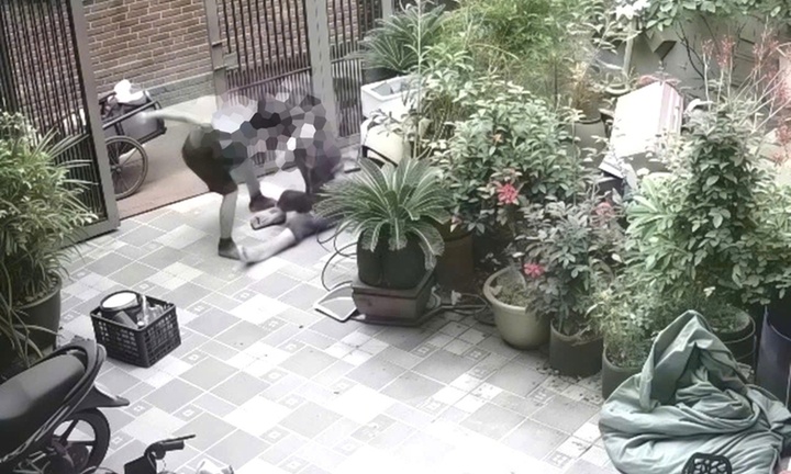 Vụ clip chồng đánh vợ từ cổng vào trong nhà ở Bắc Ninh: Lãnh đạo địa phương nói gì?