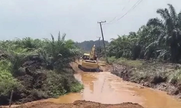 Clip: Đất hóa lỏng nuốt chửng máy xúc, tài xế thoát nạn trong tích tắc