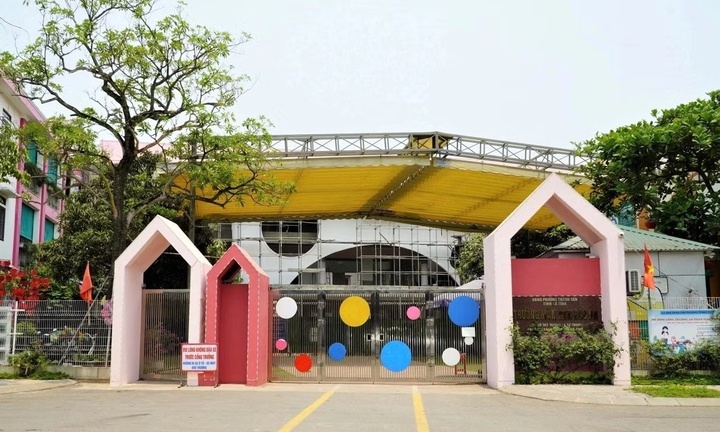 Tạm đình chỉ công tác nữ giáo viên nghi 
