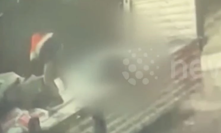 Clip: Đang đứng trên xe tải dỡ hàng, người đàn ông bất ngờ bị sét đánh, ngã gục