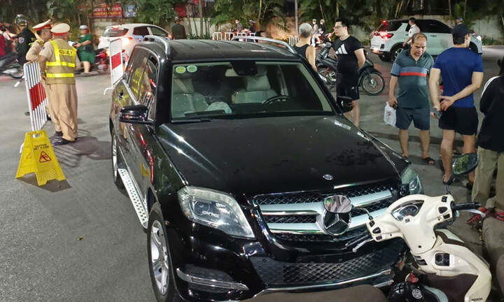 Vụ ô tô Mercedes gây tai nạn trong khu đô thị ở Hà Nội: Tài xế có nồng độ cồn bao nhiêu?