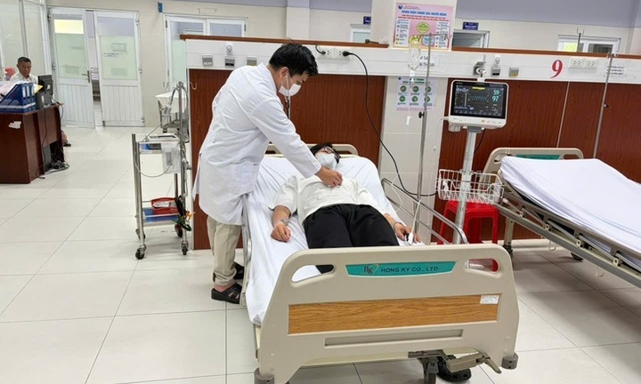 TP.HCM: 11 công nhân nhập viện, nghi ngộ độc thực phẩm sau bữa cơm trưa tại công ty