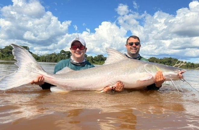 Clip: Hai anh em câu được con cá khổng lồ nặng 100kg, dài 2 mét