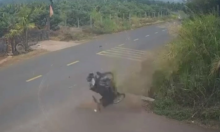 Camera ghi lại vụ nam sinh văng xuống cống tử vong: Hành động 