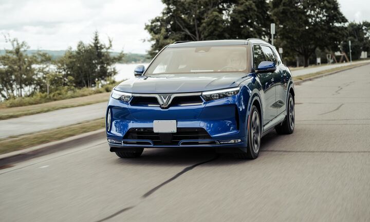 Có cả xe sang Đức nhưng luôn chọn VinFast VF 9 khi đi đường dài, chủ xe khẳng định: “Đầm chắc, ngồi lâu sướng hơn hẳn”