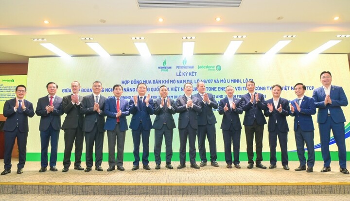 Petrovietnam/PV GAS ký kết và trao các văn kiện Dự án phát triển mỏ Nam Du – U Minh, góp phần đảm bảo an ninh năng lượng quốc gia