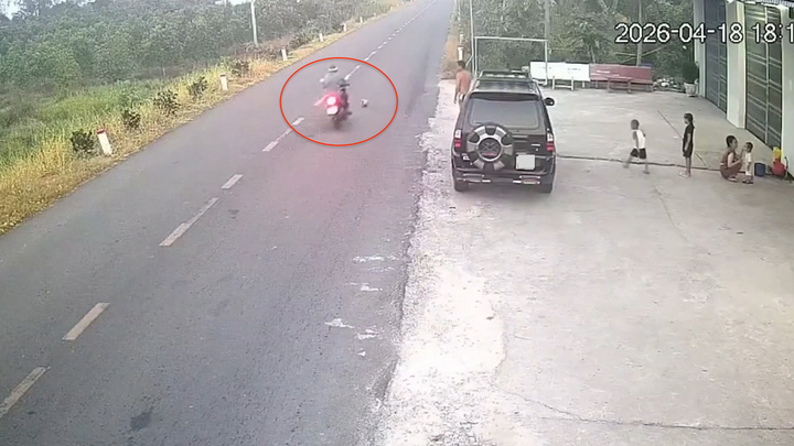 Vụ bé trai đá bóng ra đường khiến người đàn ông đi xe máy ngã tử vong: Ai chịu trách nhiệm?
