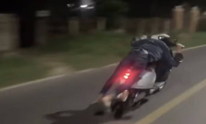 “Làm xiếc” trên yên xe máy điện, nam sinh bị xử phạt