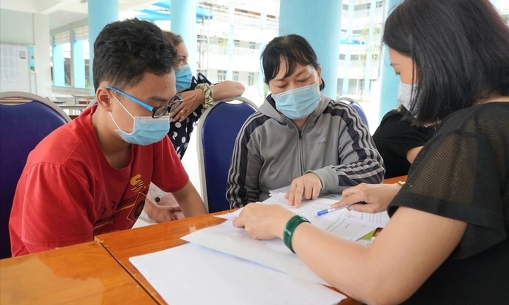 TP.HCM: Cấm các trường THPT áp đặt 