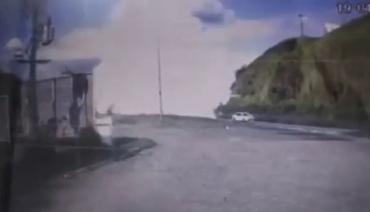Clip: Xe tải chở nhiên liệu phát nổ trên cao tốc, ít nhất 4 người tử vong