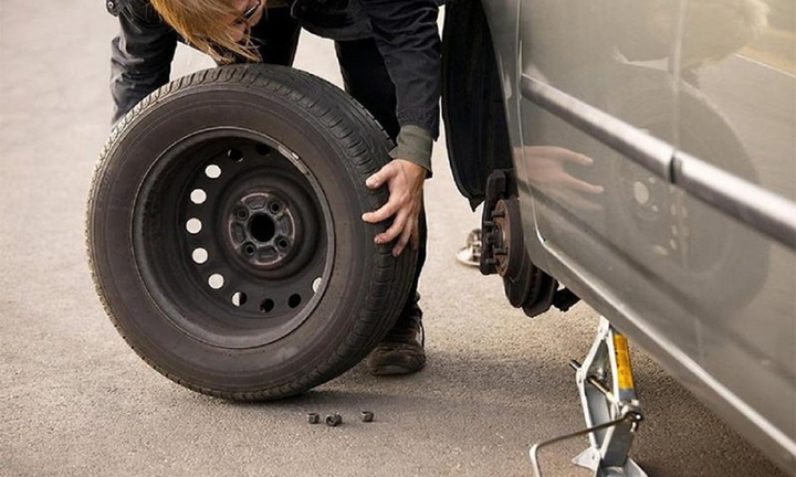 Cách tháo lốp dự phòng trên ôtô