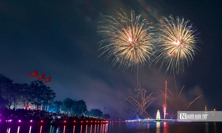 Bầu trời bừng sáng với pháo hoa mừng ngày Giỗ Tổ Hùng Vương