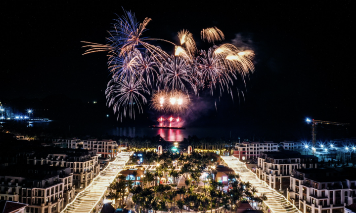 Cát Bà đón dòng khách lớn đêm khai trương VUI-Fest, vịnh trung tâm bùng nổ không khí lễ hội