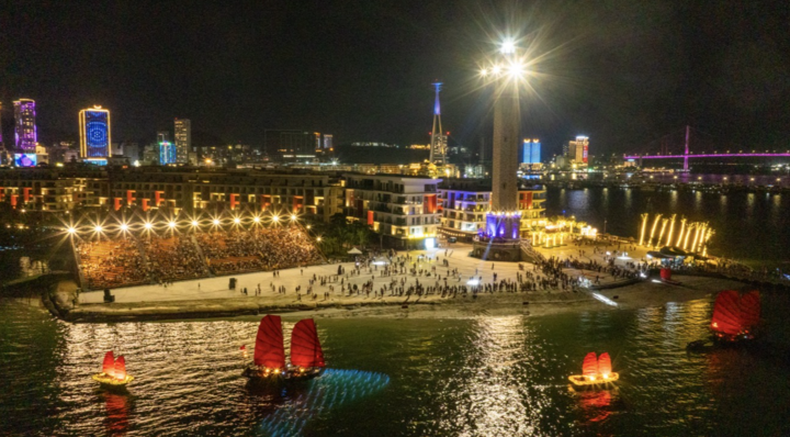 Hàng nghìn du khách đổ về “thương cảng” VUI-Fest Ha Long ngày khai trương