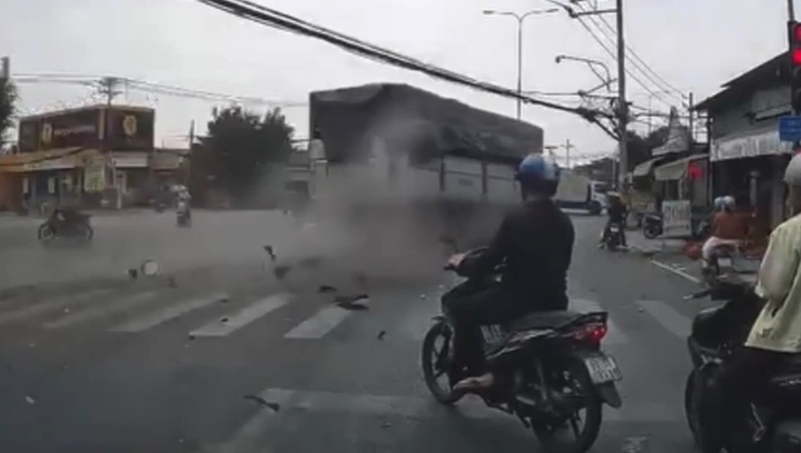 Xe tải lao như tên bắn qua ngã tư, tông thẳng vào nhà dân tại TP.HCM, một người tử vong thương tâm