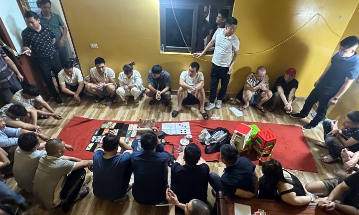 Kiểm tra nhà của người phụ nữ ở Ninh Bình, phát hiện 25 người đang  chơi xóc đĩa