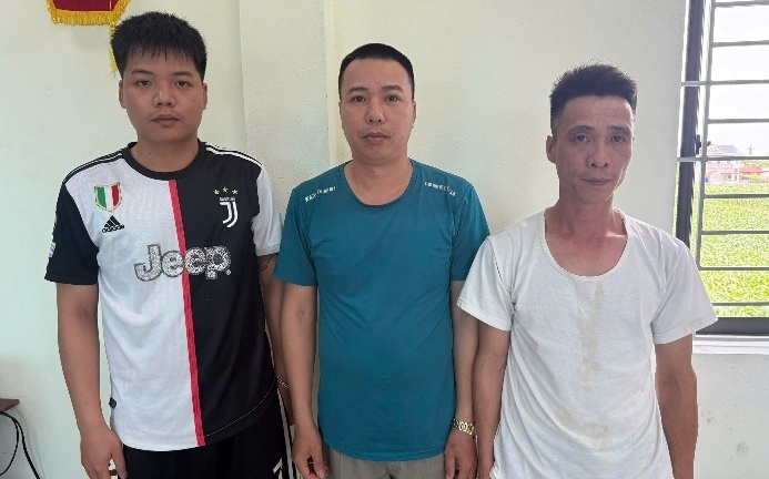 Bắt nóng 3 đối tượng đánh bạc trong dịp nghỉ lễ trong đêm tại Hưng Yên