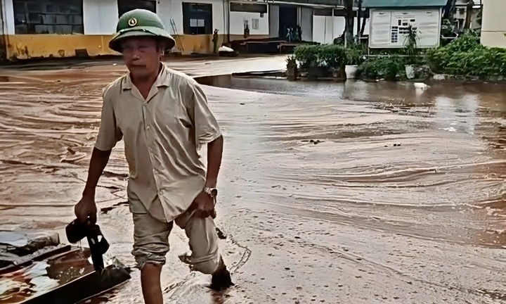 Sét đánh thủng bể chứa mật mía của nhà máy đường, 2.000 tấn mật tràn ra ngoài 