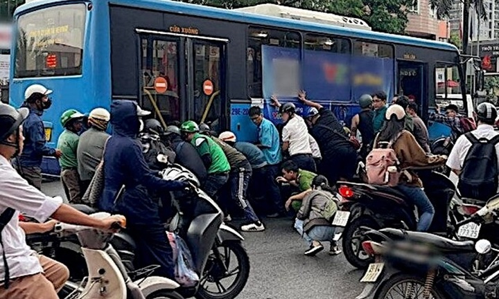 Tin tức tai nạn giao thông ngày 5/5: Nguyên nhân sơ bộ vụ tai nạn khiến một phụ nữ mắc kẹt dưới gầm xe buýt ở Hà Nội