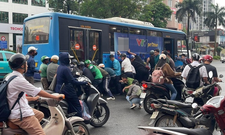Thót tim người phụ nữ bị kẹt dưới gầm xe buýt, hàng chục người nâng xe giải cứu