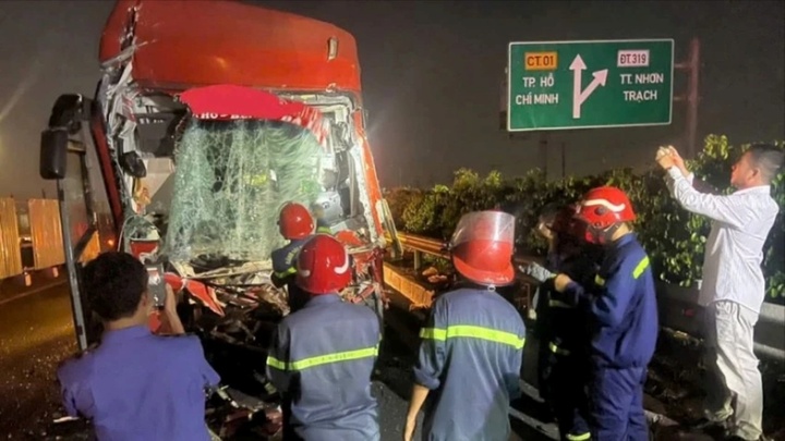 Hiện trường vụ xe khách tông đuôi đầu kéo, 21 người mắc kẹt, tài xế tử vong