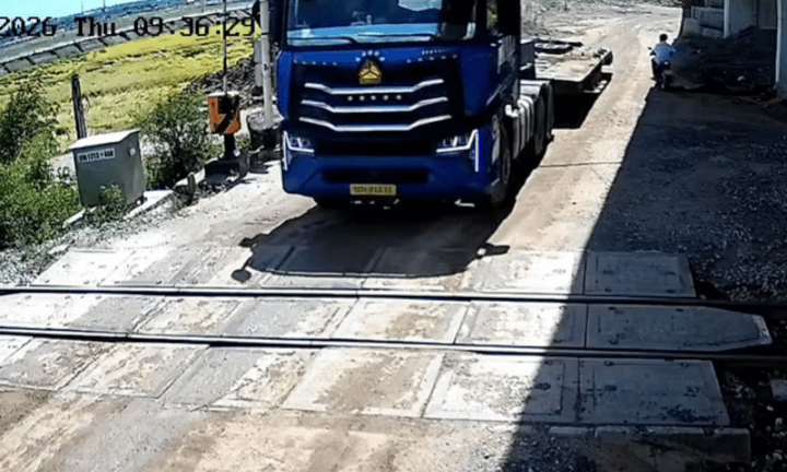 Camera ghi lại khoảnh khắc tài xế container vượt đường sắt, tông gãy rào chắn khi tàu đang lao tới