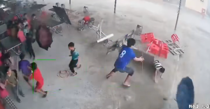 Camera ghi lại khoảnh khắc cơn dông quét qua trường học, thổi bay bàn ghế, học sinh chạy tán loạn