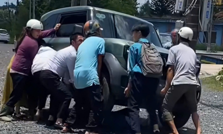 Clip: Người dân nâng ô tô, cứu nữ sinh lớp 8 bị cuốn vào gầm