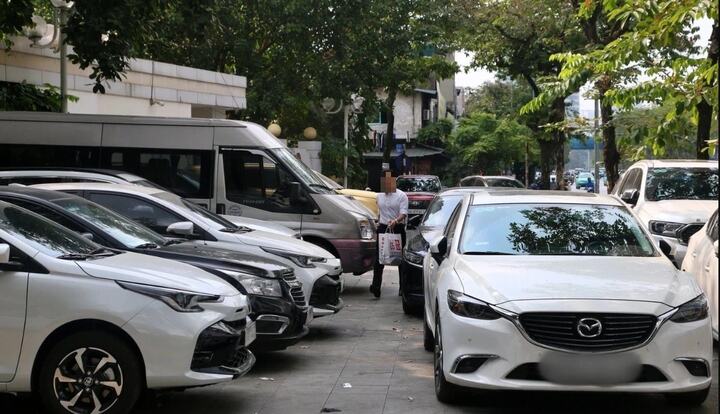 Hà Nội đề xuất tăng phí gửi ô tô, xe máy dưới lòng đường, tối đa 400.000 đồng/m2/tháng, cụ thể ra sao?
