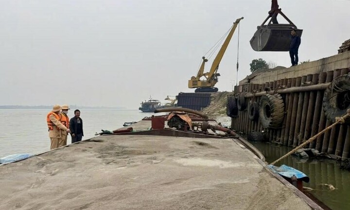 Hà Nội: Cận cảnh bến vật liệu xây dựng hoạt động không phép trên sông Hồng vừa bị xử lý