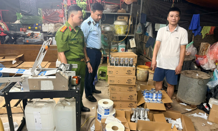Hà Nội: Phát hiện doanh nghiệp nghi “hô biến” nhãn hàng trăm sản phẩm phụ gia động cơ 