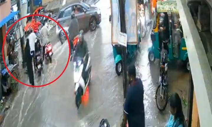 Clip:  Dắt xe trên đường ngập nước, nam thanh niên chạm phải dây điện trần, tử vong thương tâm
