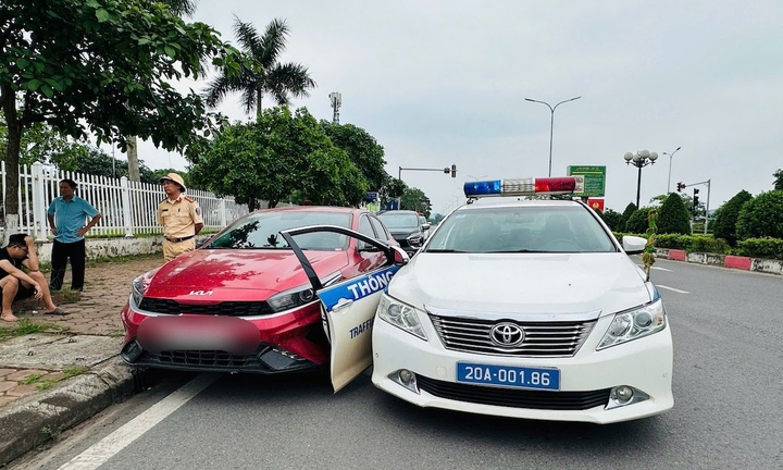 Khống chế “ma men” tông gãy cánh cửa xe CSGT để chạy trốn