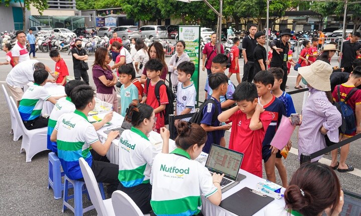 Hàng nghìn thí sinh và phụ huynh hội tụ tại Ngày hội bóng đá nhí Nutifood 2026