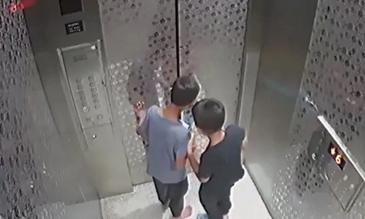 Clip: Nghịch dại chèn dép vào cửa thang máy, hai bé trai mắc kẹt suốt 9 giờ đồng hồ