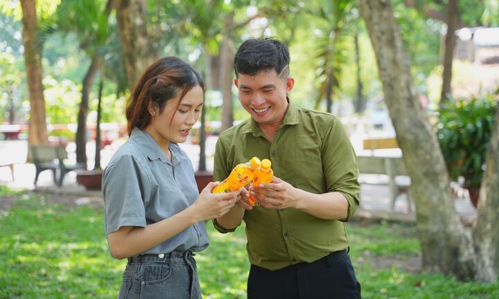 Giữa trời nắng gắt, nhiều người trẻ giữ thói quen xé nhãn chai nước sau khi giải khát