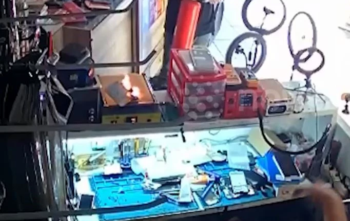 Đang thay màn hình, chiếc smartphone bất ngờ phát nổ khiến kỹ thuật viên hoảng hốt
